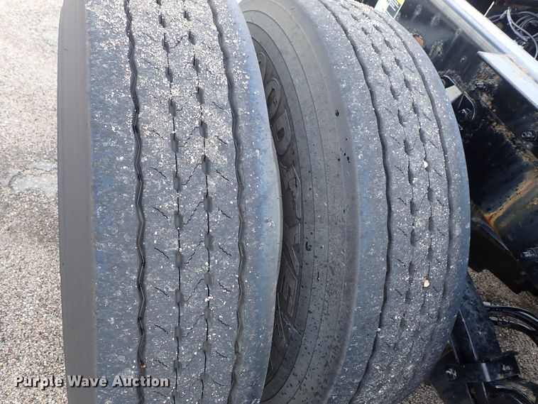 image for item DF1237 2013 Peterbilt 386 semi truck