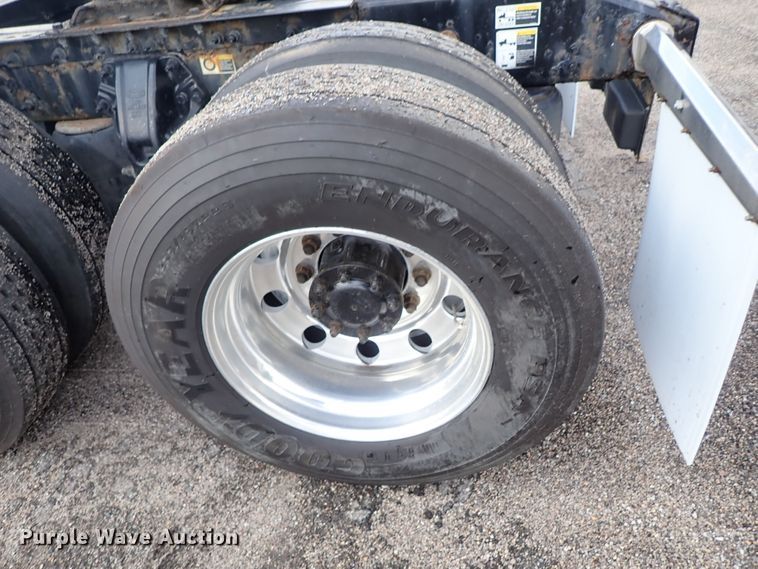 image for item DF1237 2013 Peterbilt 386 semi truck