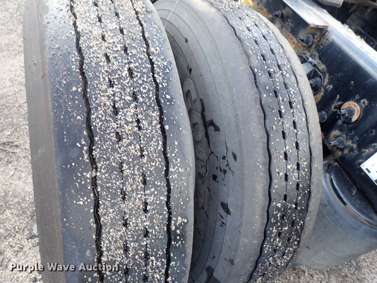 image for item DF1237 2013 Peterbilt 386 semi truck