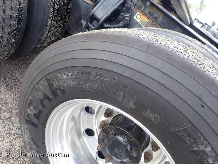 image for item DF1237 2013 Peterbilt 386 semi truck