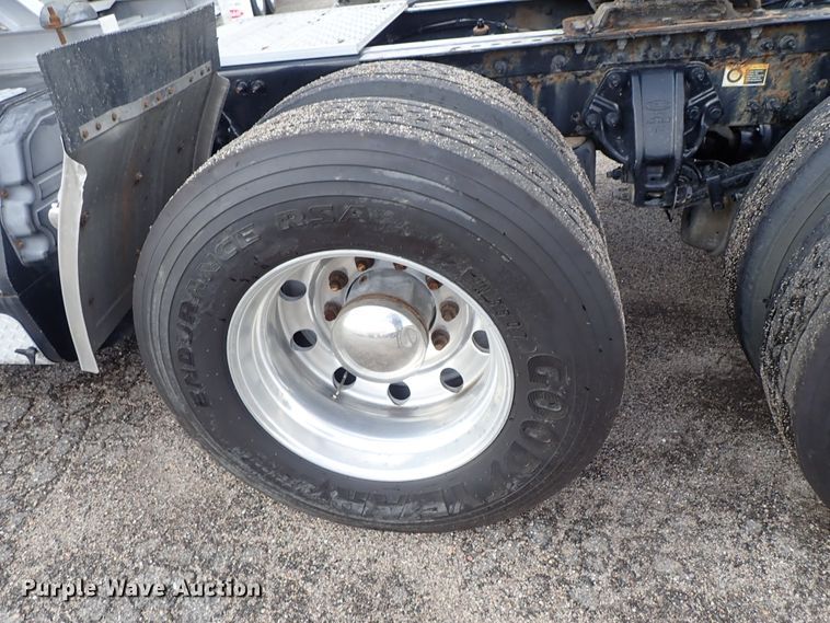 image for item DF1237 2013 Peterbilt 386 semi truck