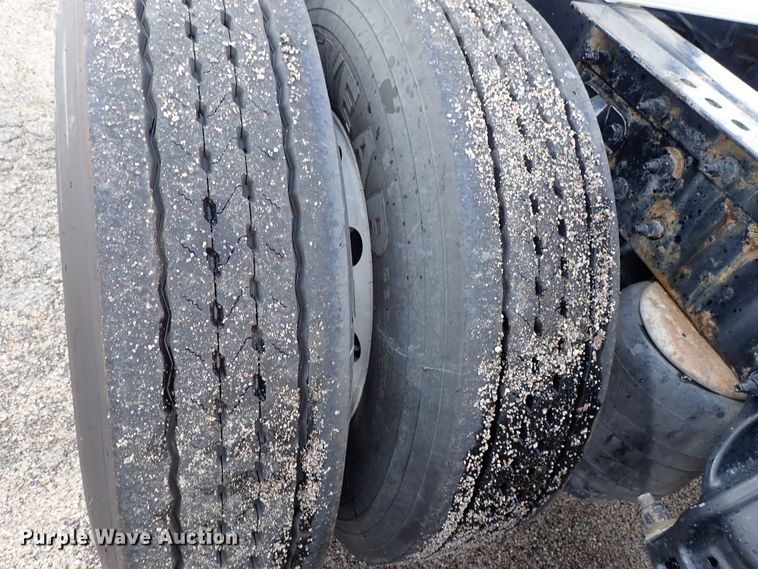 image for item DF1237 2013 Peterbilt 386 semi truck