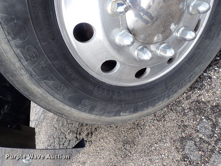 image for item DF1237 2013 Peterbilt 386 semi truck