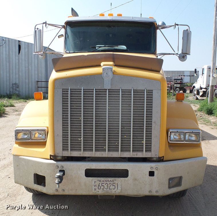 image for item DG0172 1999 Kenworth T800 semi truck