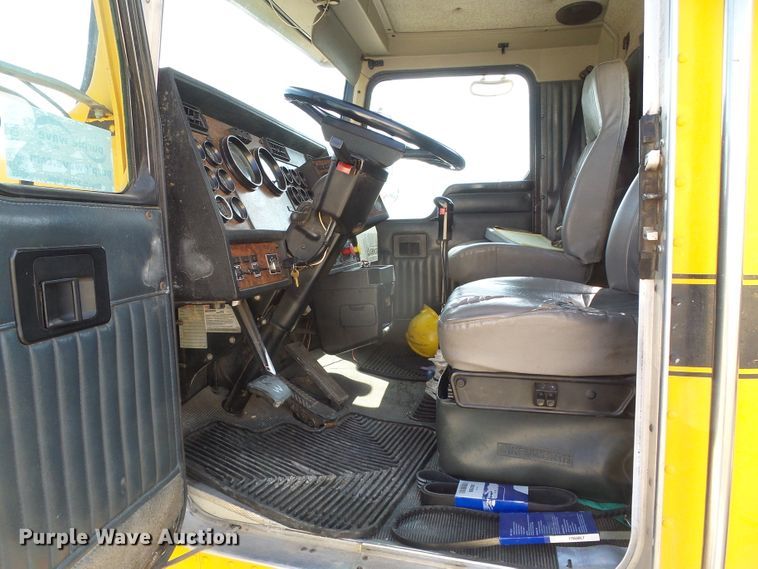 image for item DG0172 1999 Kenworth T800 semi truck