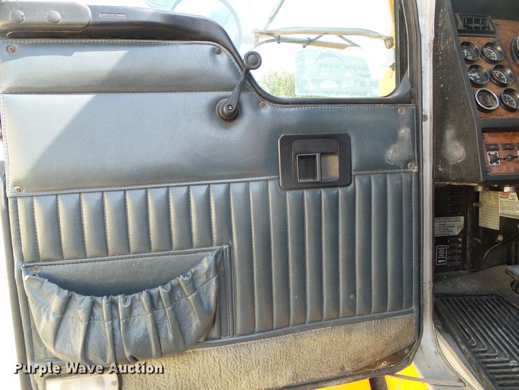 image for item DG0172 1999 Kenworth T800 semi truck