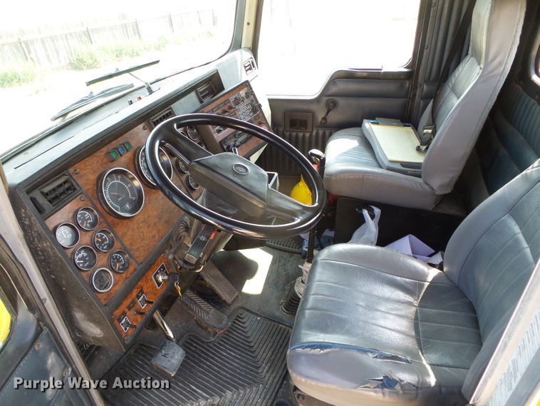 image for item DG0172 1999 Kenworth T800 semi truck