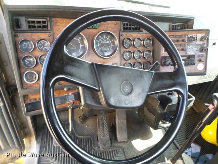 image for item DG0172 1999 Kenworth T800 semi truck