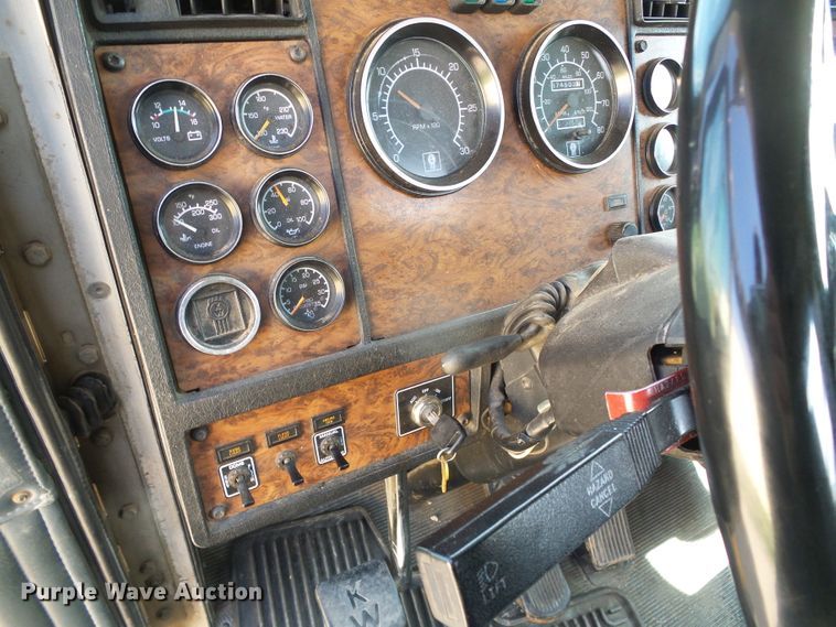 image for item DG0172 1999 Kenworth T800 semi truck