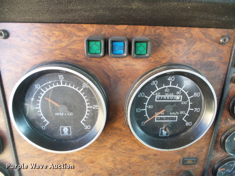 image for item DG0172 1999 Kenworth T800 semi truck