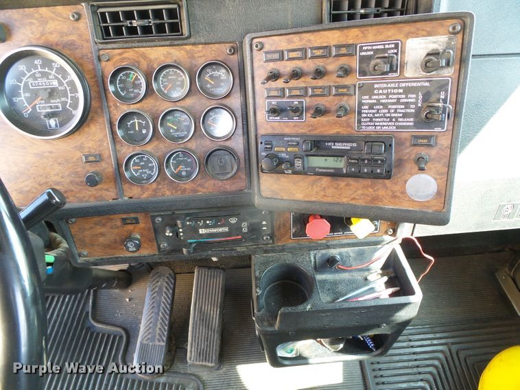 image for item DG0172 1999 Kenworth T800 semi truck