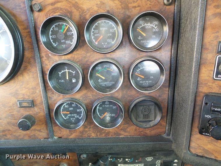 image for item DG0172 1999 Kenworth T800 semi truck