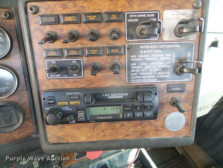 image for item DG0172 1999 Kenworth T800 semi truck