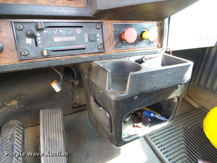 image for item DG0172 1999 Kenworth T800 semi truck