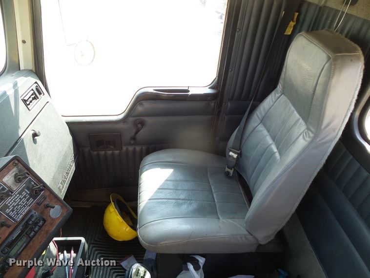 image for item DG0172 1999 Kenworth T800 semi truck