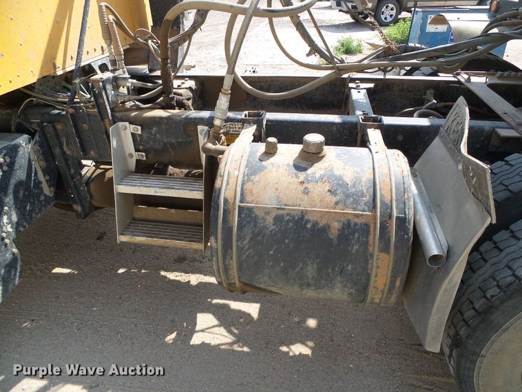 image for item DG0172 1999 Kenworth T800 semi truck