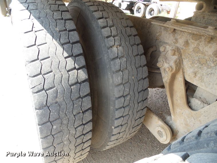 image for item DG0172 1999 Kenworth T800 semi truck