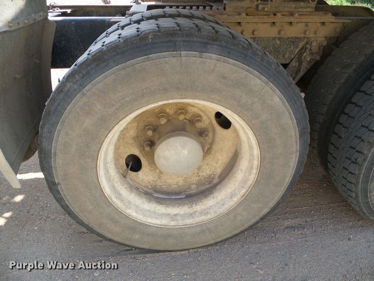 image for item DG0172 1999 Kenworth T800 semi truck