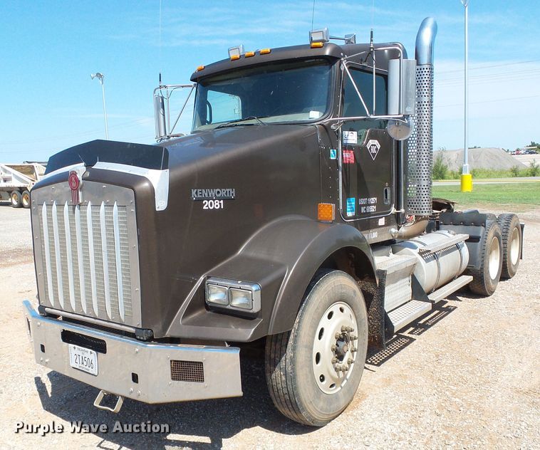 image for item DG0183 2009 Kenworth T800 semi truck