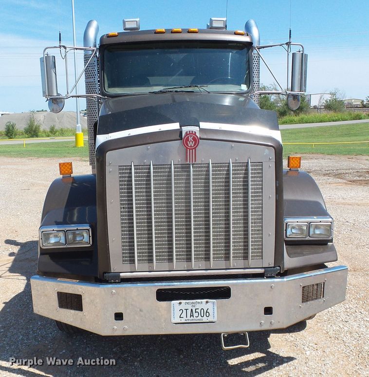 image for item DG0183 2009 Kenworth T800 semi truck
