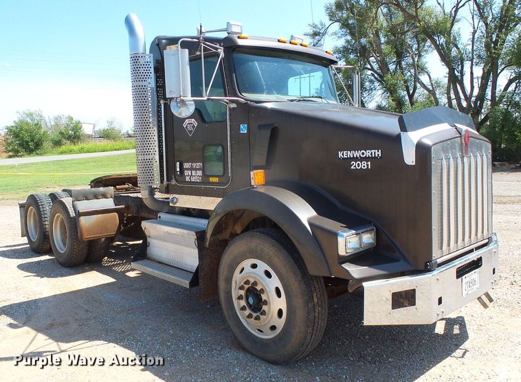 image for item DG0183 2009 Kenworth T800 semi truck