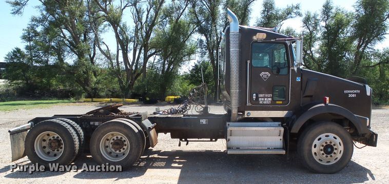 image for item DG0183 2009 Kenworth T800 semi truck