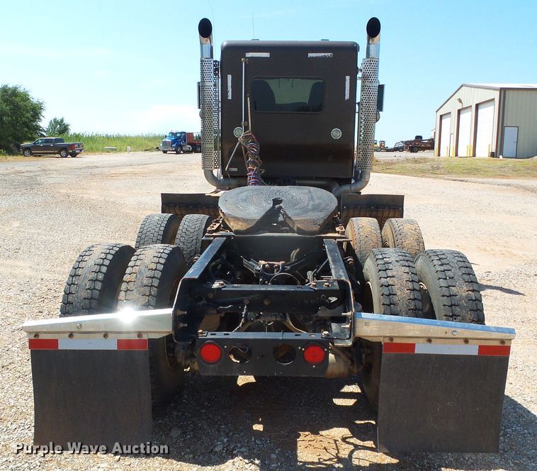 image for item DG0183 2009 Kenworth T800 semi truck
