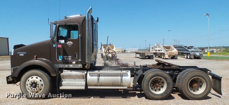 image for item DG0183 2009 Kenworth T800 semi truck