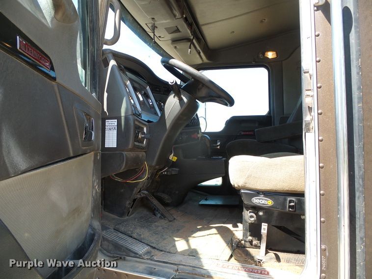 image for item DG0183 2009 Kenworth T800 semi truck