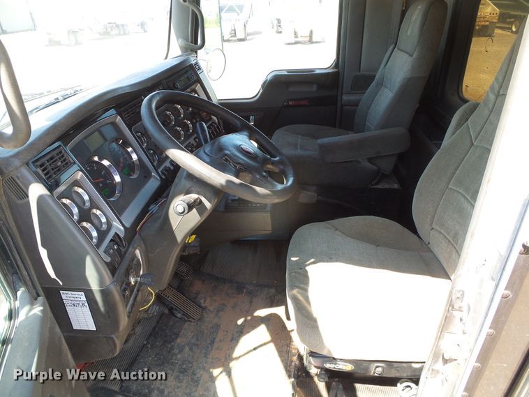 image for item DG0183 2009 Kenworth T800 semi truck