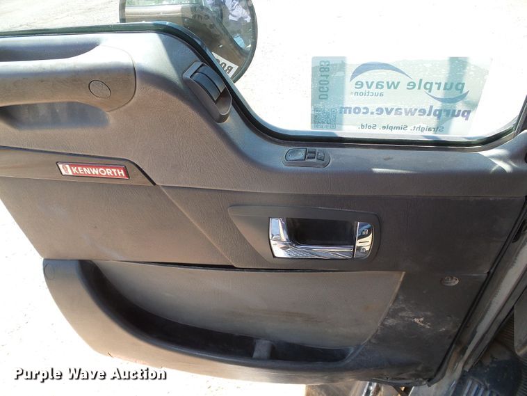 image for item DG0183 2009 Kenworth T800 semi truck