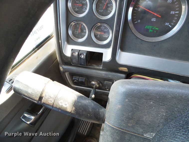 image for item DG0183 2009 Kenworth T800 semi truck