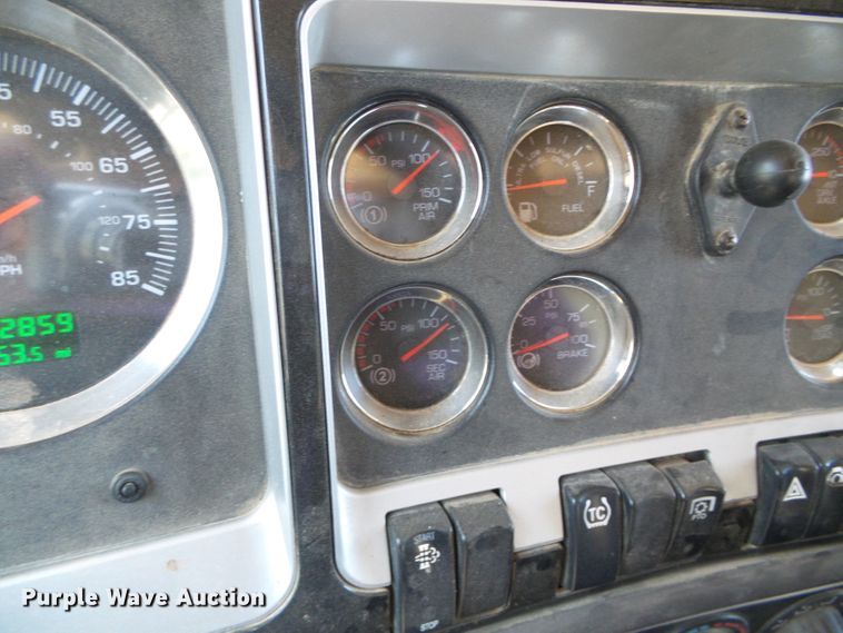 image for item DG0183 2009 Kenworth T800 semi truck