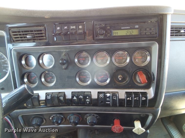 image for item DG0183 2009 Kenworth T800 semi truck