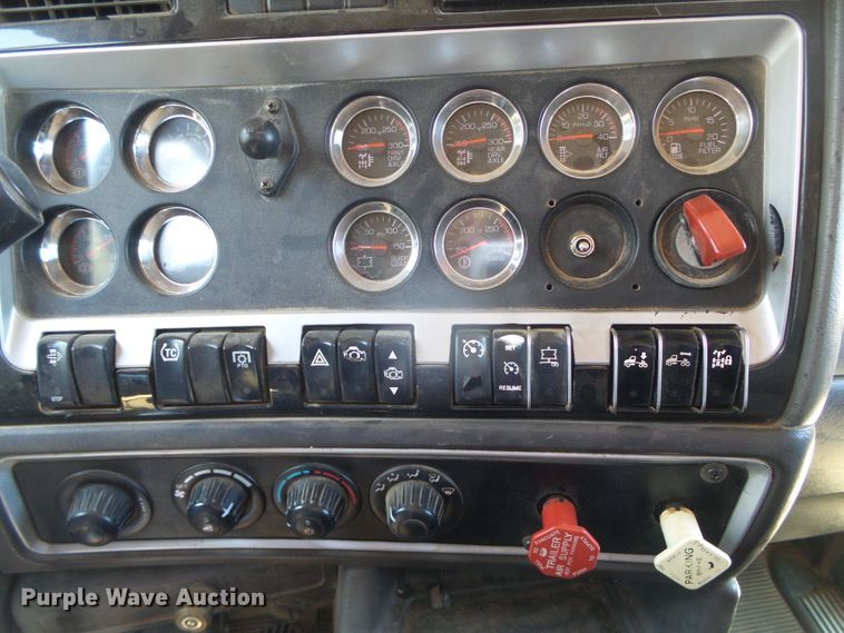 image for item DG0183 2009 Kenworth T800 semi truck