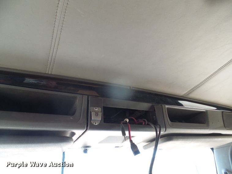 image for item DG0183 2009 Kenworth T800 semi truck