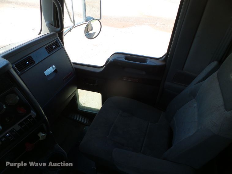 image for item DG0183 2009 Kenworth T800 semi truck