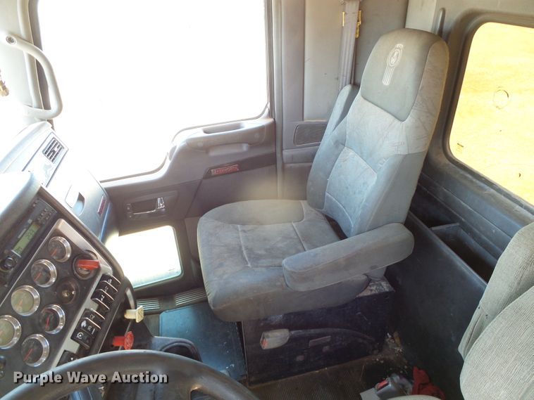 image for item DG0183 2009 Kenworth T800 semi truck