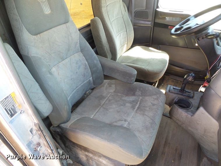 image for item DG0183 2009 Kenworth T800 semi truck