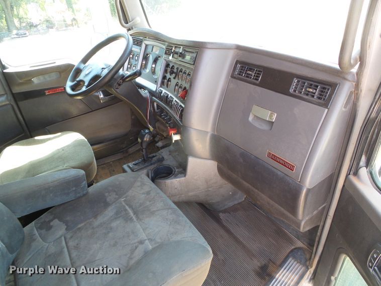 image for item DG0183 2009 Kenworth T800 semi truck