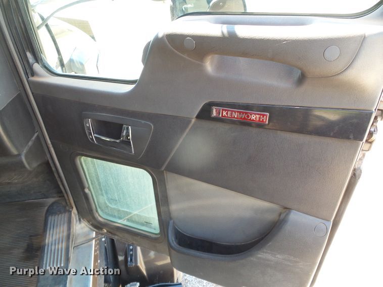 image for item DG0183 2009 Kenworth T800 semi truck