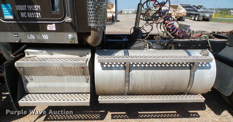 image for item DG0183 2009 Kenworth T800 semi truck