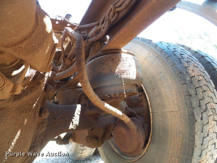 image for item DG0183 2009 Kenworth T800 semi truck