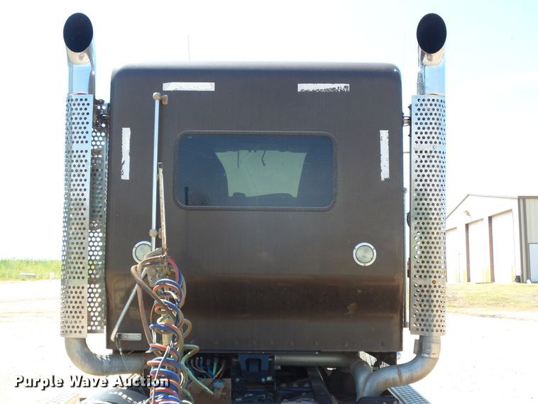 image for item DG0183 2009 Kenworth T800 semi truck