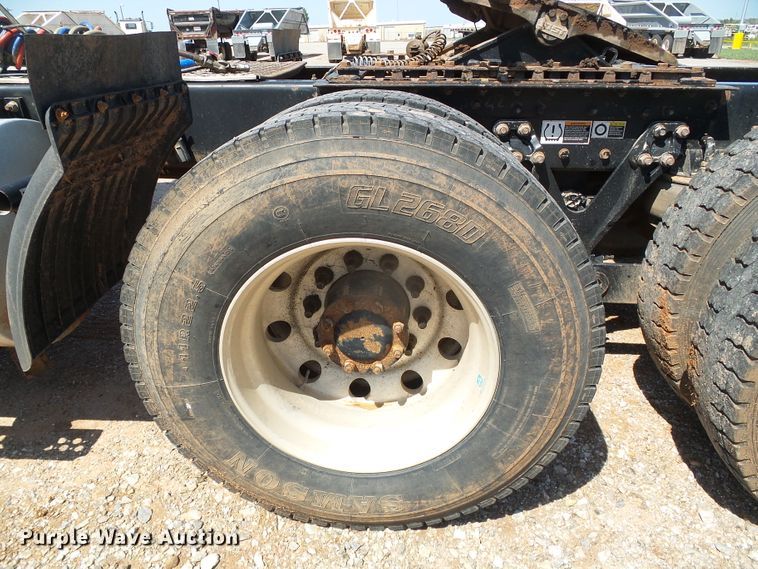 image for item DG0183 2009 Kenworth T800 semi truck