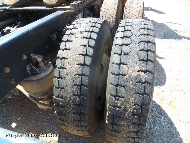 image for item DG0183 2009 Kenworth T800 semi truck