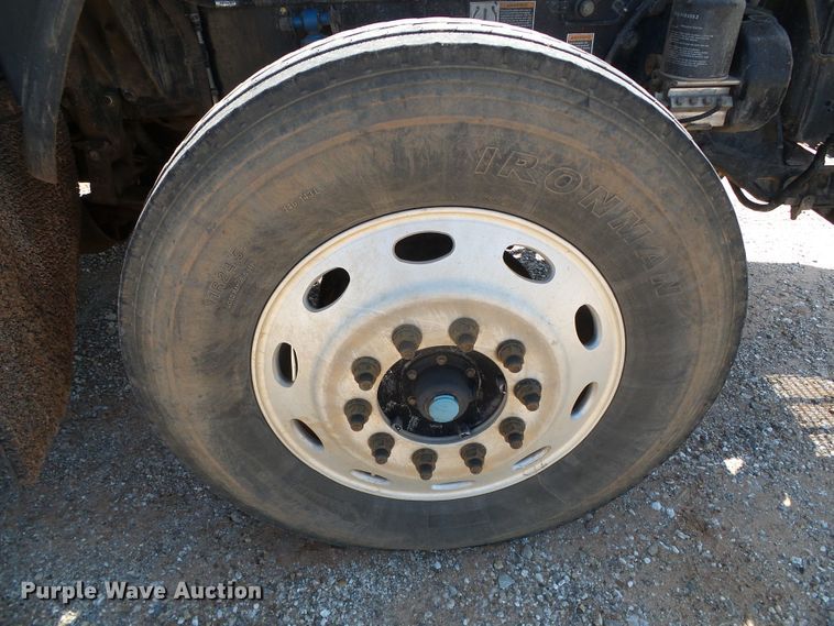 image for item DG0183 2009 Kenworth T800 semi truck