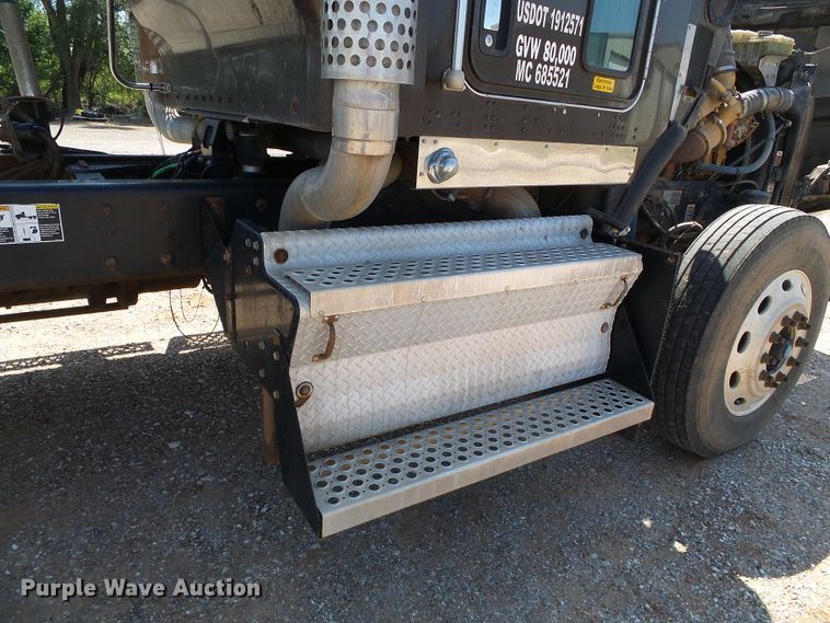 image for item DG0183 2009 Kenworth T800 semi truck