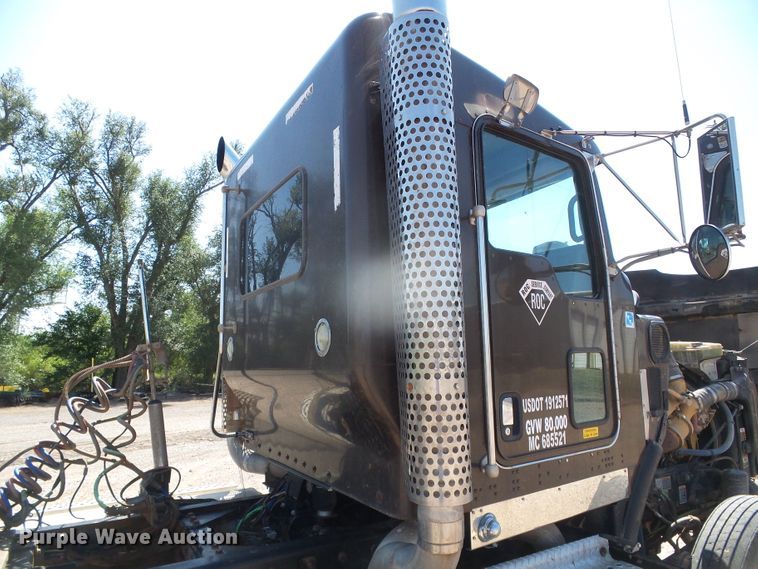 image for item DG0183 2009 Kenworth T800 semi truck