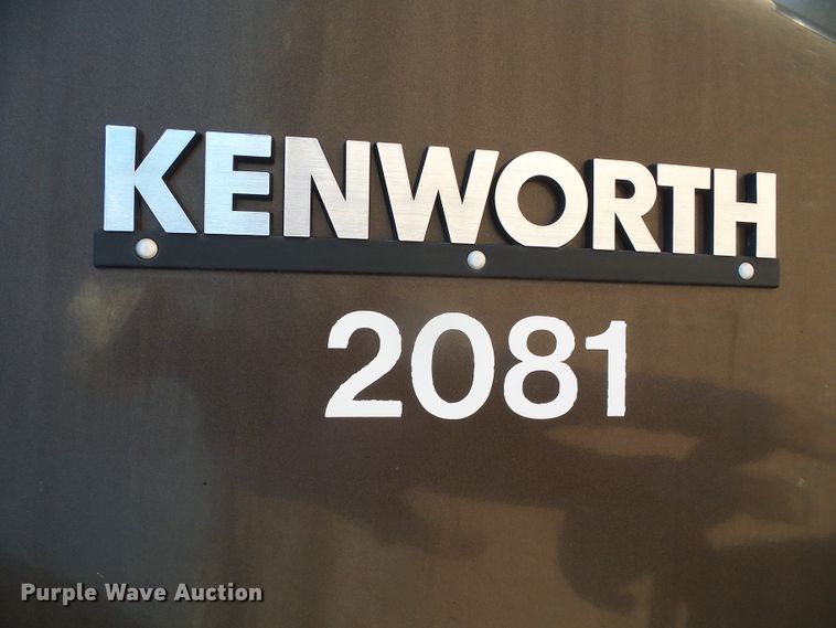 image for item DG0183 2009 Kenworth T800 semi truck